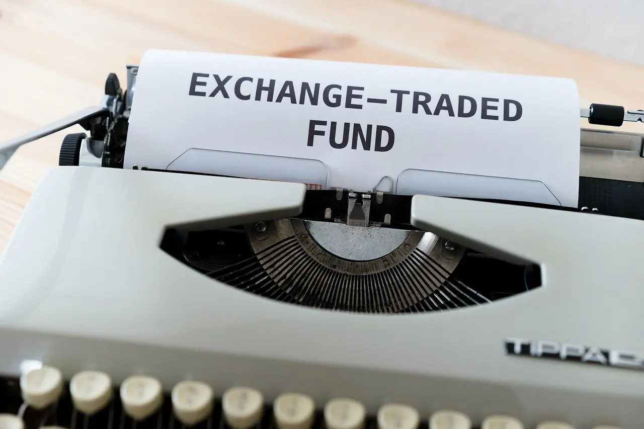 Papper i en skrivmaskin med texten Exchange Traded Fund, en typ av börshandlad fond